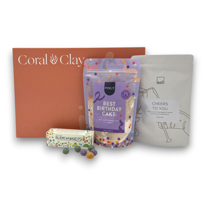 Birthday Moments Brievenbuscadeau — cakemix, thee en bloemenzaadjes