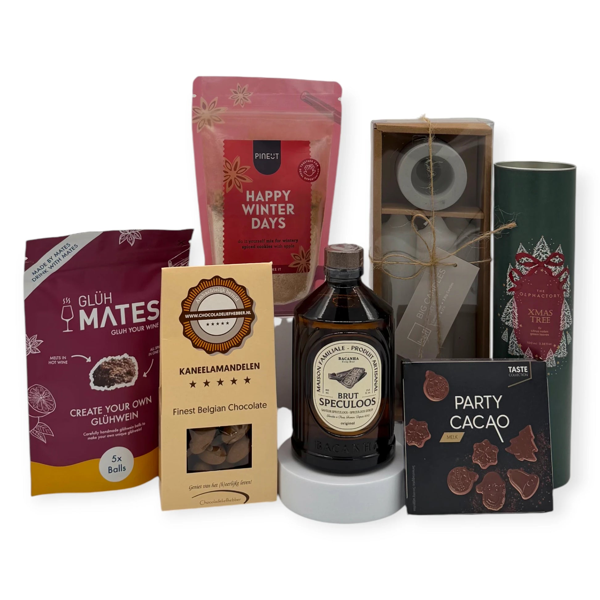 Grand Happy Santa Gift Box contents featuring Glüh Mates mulled wine mix, Happy Winter Days cookie mix, Brut Speculoos liqueur, cinnamon almonds, Belgian chocolate shapes, taper candles, and an Xmas Tree fragrance diffuser displayed together.