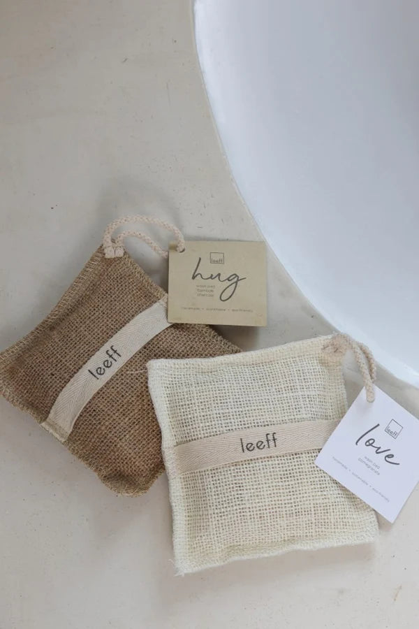 LEEFF Wash Pad with Bamboo Charcoal Soap Bar (Hug)